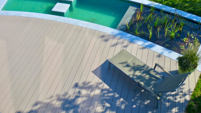 Terrasse moderne avec espace détente et piscine