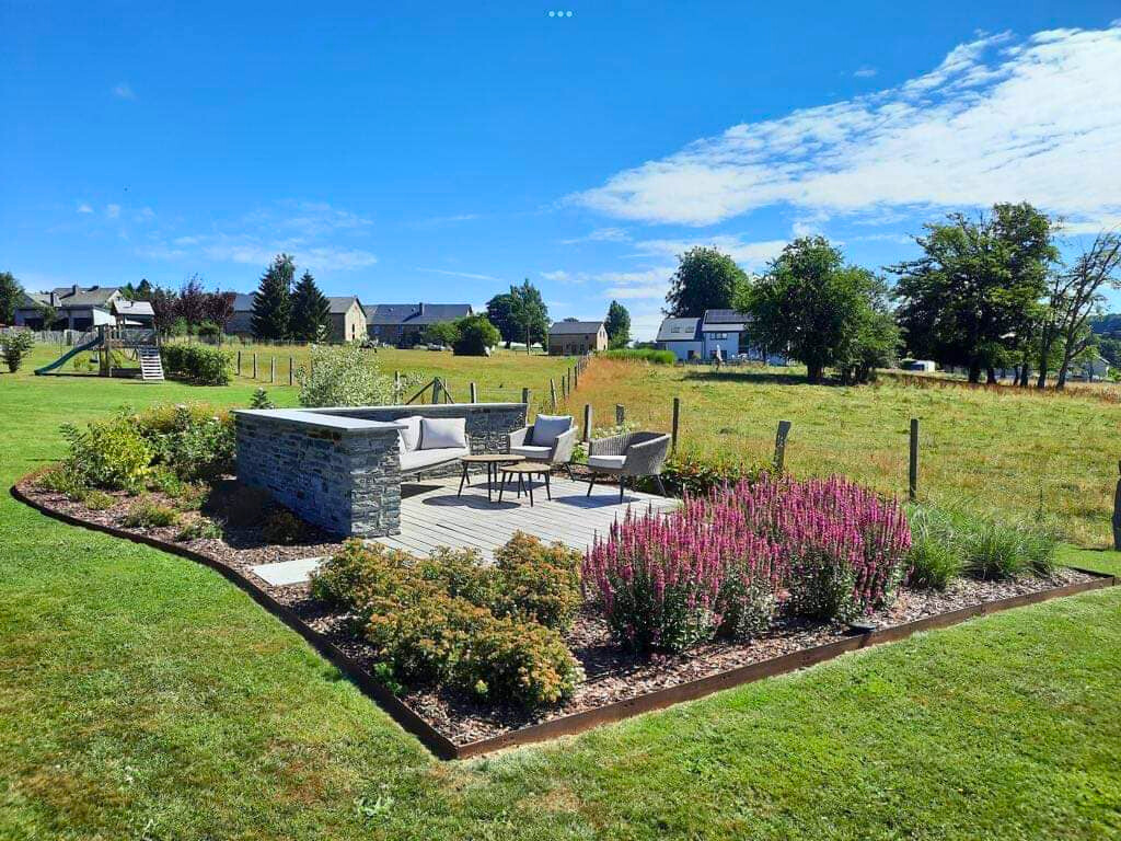 Jardin avec terrasse en pierre et plantations fleuries